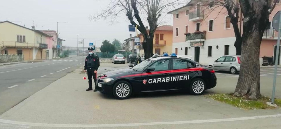 Ladro d’auto fermato dai carabinieri, per liberarsi prova a mordere alla gamba uno dei militari